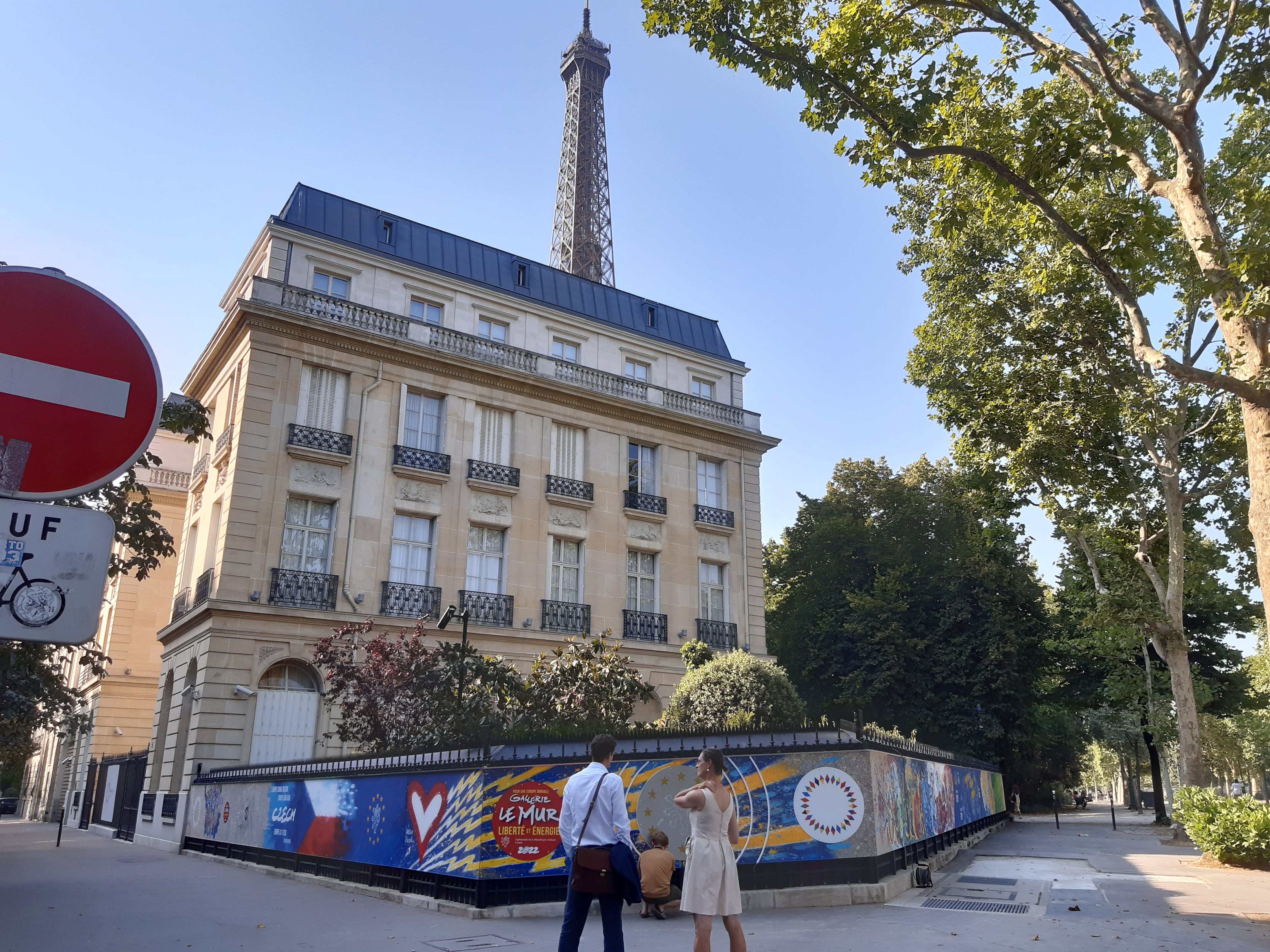 Pod Eiffelovou věží v Paříži vyrostla česká výstava streetartových děl
